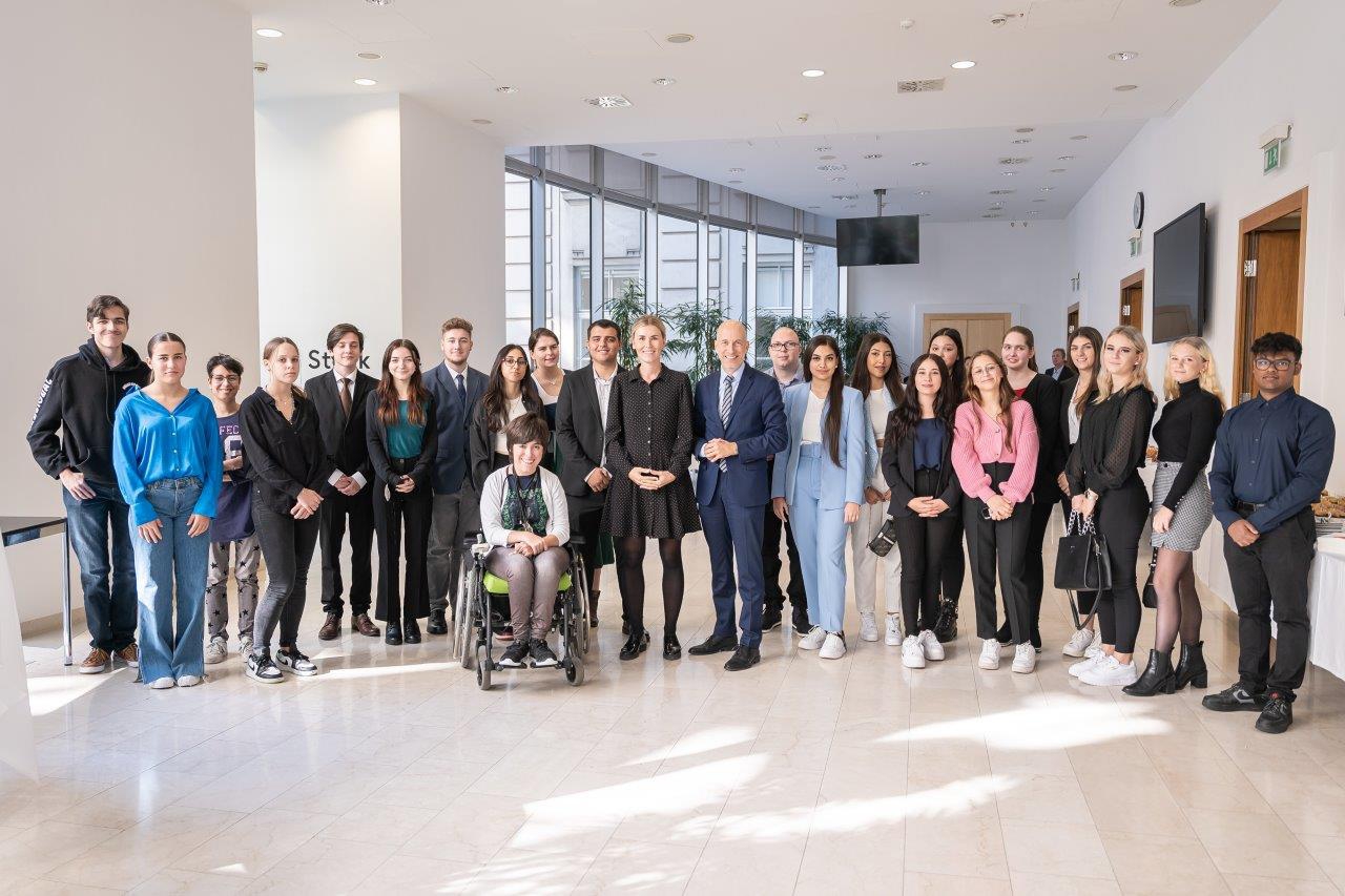 Festakt Meet&Greet im BMAW: Gruppenfoto der Lehrlinge mit Hr. BM Kocher und Fr. GS Landrichtinger ©BMAW